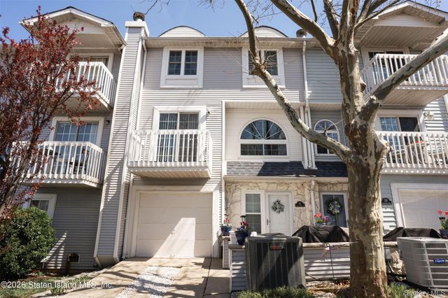 41 Country Dr N, Staten Island, NY 10314