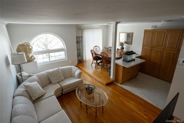 41 Country Dr N, Staten Island, NY 10314