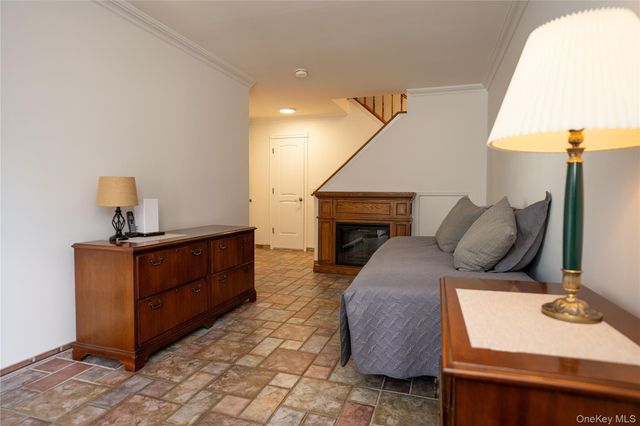 41 Country Dr N, Staten Island, NY 10314