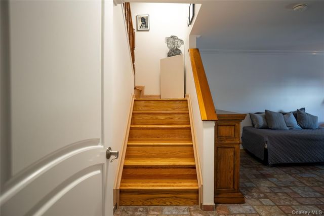 41 Country Dr N, Staten Island, NY 10314