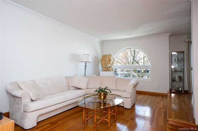 41 Country Dr N, Staten Island, NY 10314