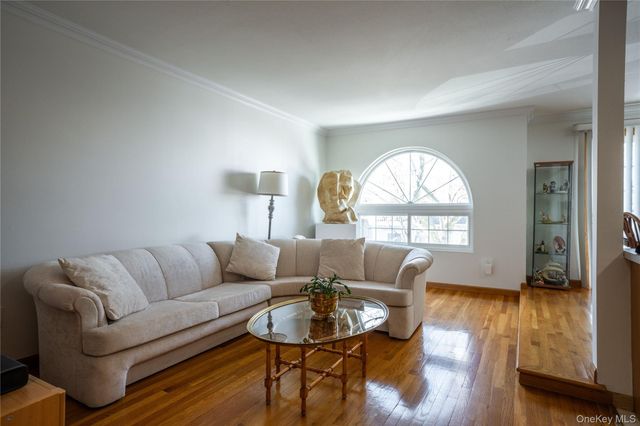 41 Country Dr N, Staten Island, NY 10314