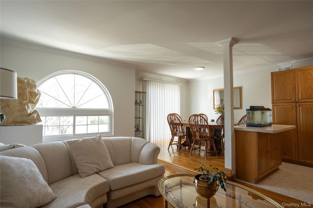 41 Country Dr N, Staten Island, NY 10314