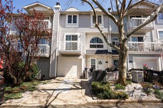 41 Country Dr N, Staten Island, NY 10314
