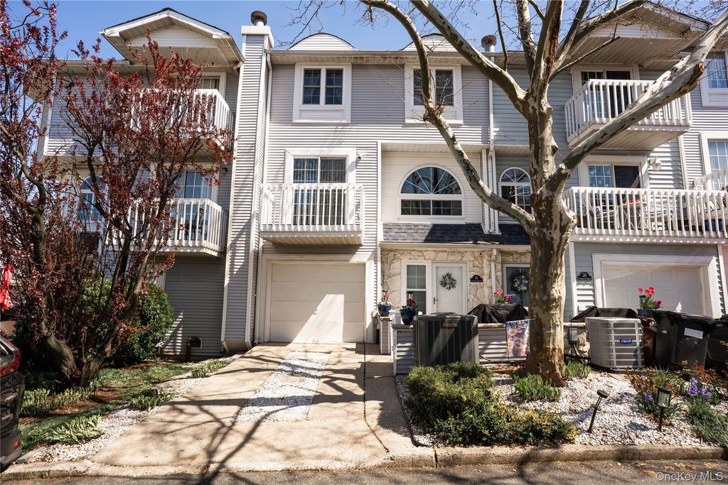 41 Country Dr N, Staten Island, NY 10314