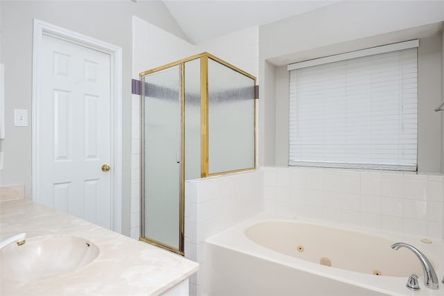 808 Quail Brook Drive, Arlington, TX 76001