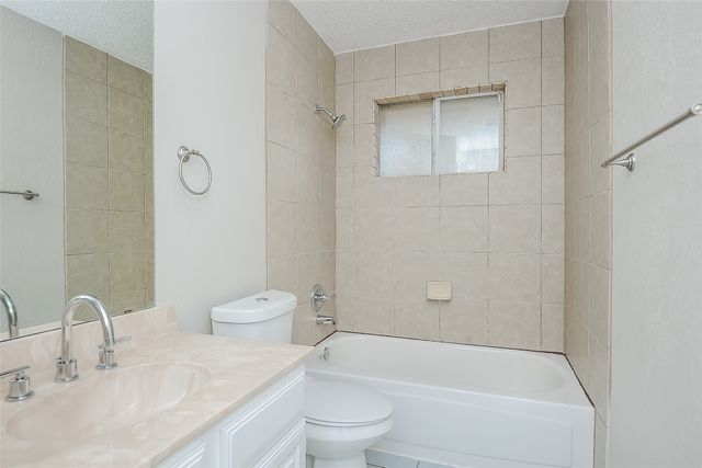 808 Quail Brook Drive, Arlington, TX 76001