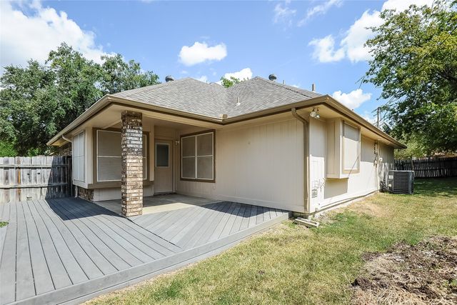 808 Quail Brook Drive, Arlington, TX 76001