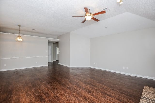 808 Quail Brook Drive, Arlington, TX 76001