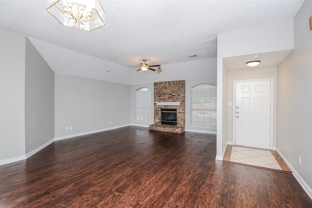 808 Quail Brook Drive, Arlington, TX 76001
