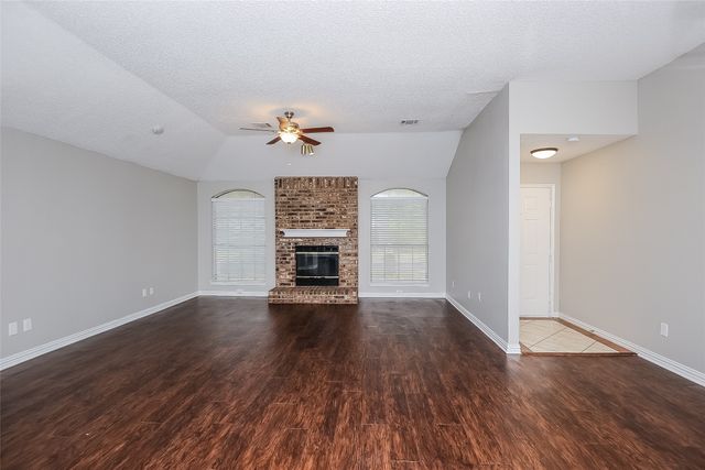808 Quail Brook Drive, Arlington, TX 76001