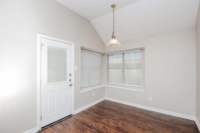 808 Quail Brook Drive, Arlington, TX 76001