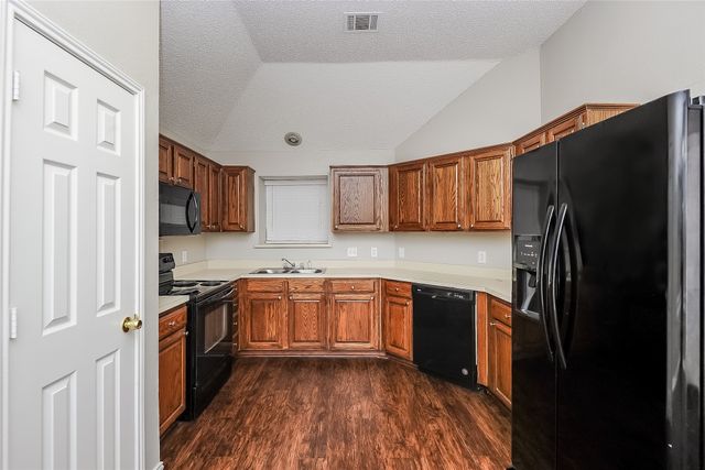 808 Quail Brook Drive, Arlington, TX 76001