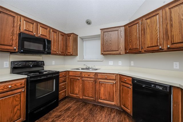 808 Quail Brook Drive, Arlington, TX 76001