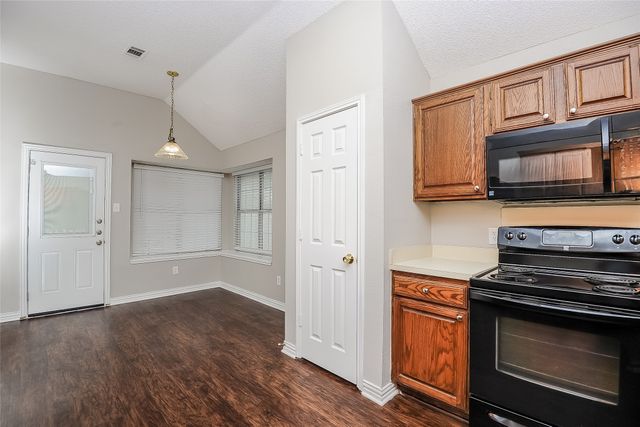 808 Quail Brook Drive, Arlington, TX 76001