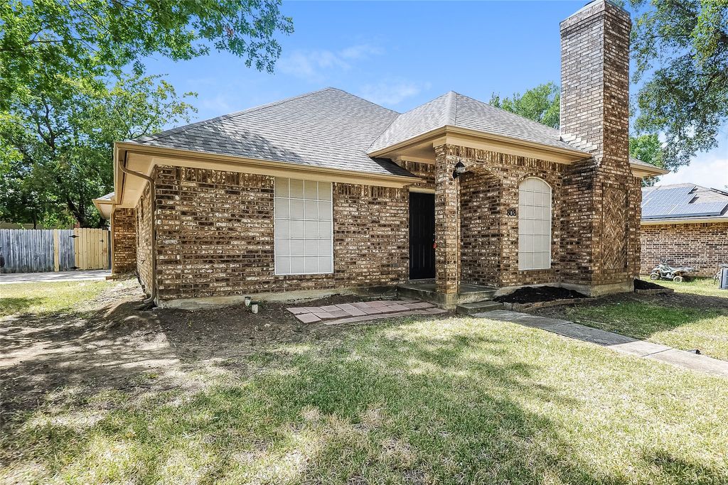808 Quail Brook Drive, Arlington, TX 76001