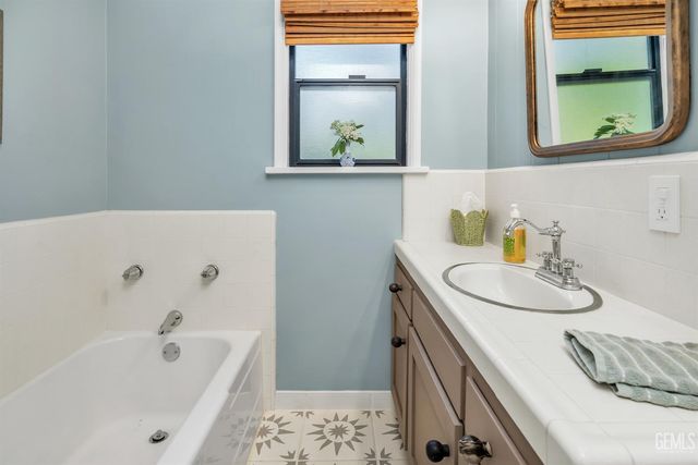 3003 Alta Vista Drive, Bakersfield, CA 93305