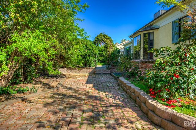 3003 Alta Vista Drive, Bakersfield, CA 93305