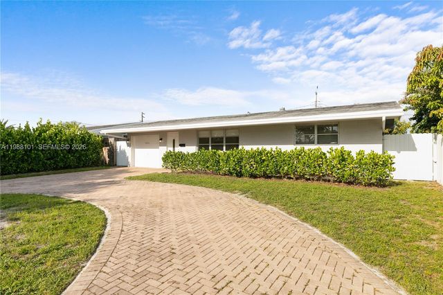 1511 NW 85th Way, Pembroke Pines, FL 33024