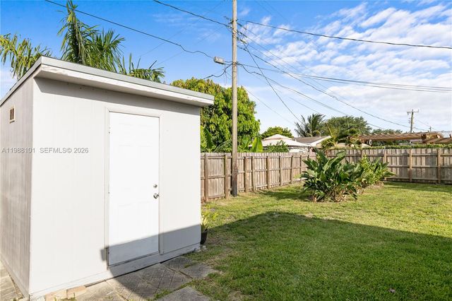 1511 NW 85th Way, Pembroke Pines, FL 33024