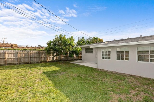 1511 NW 85th Way, Pembroke Pines, FL 33024