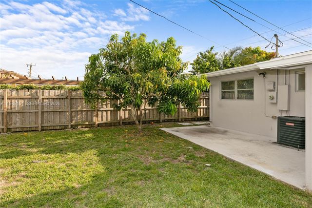 1511 NW 85th Way, Pembroke Pines, FL 33024