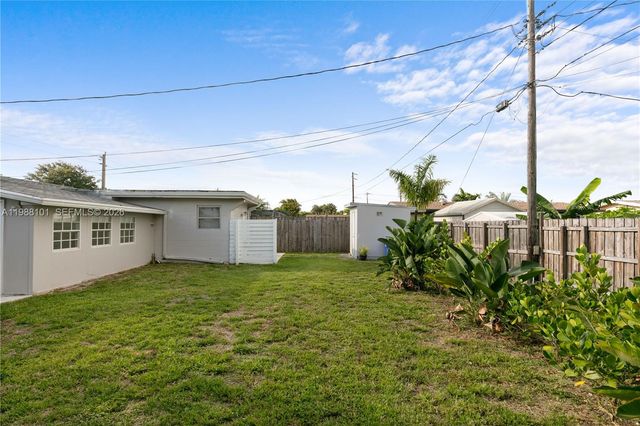 1511 NW 85th Way, Pembroke Pines, FL 33024