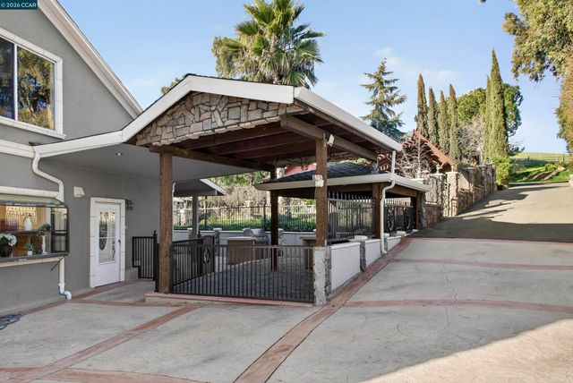 1956 Holly Dr, Concord, CA 94521