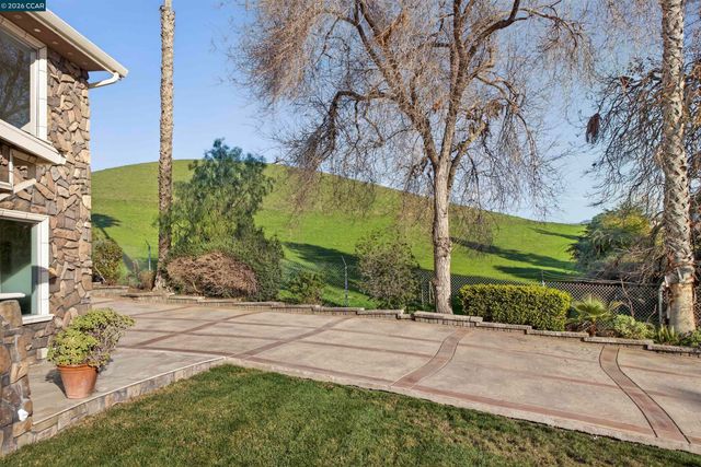 1956 Holly Dr, Concord, CA 94521