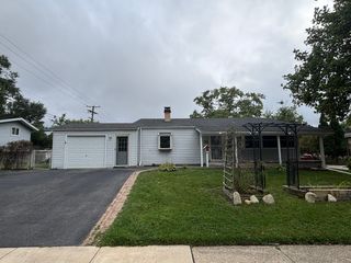 901 Garfield Drive, Carpentersville, IL 60110