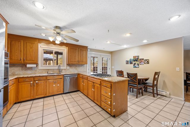 40 Den Road, New Hartford, CT 06057