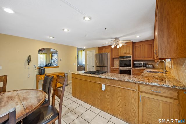 40 Den Road, New Hartford, CT 06057