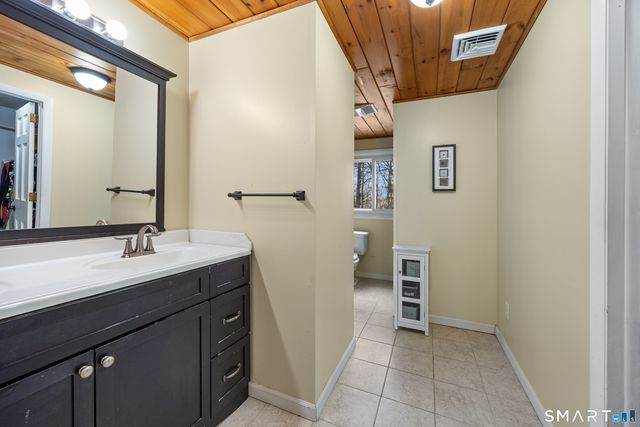 40 Den Road, New Hartford, CT 06057