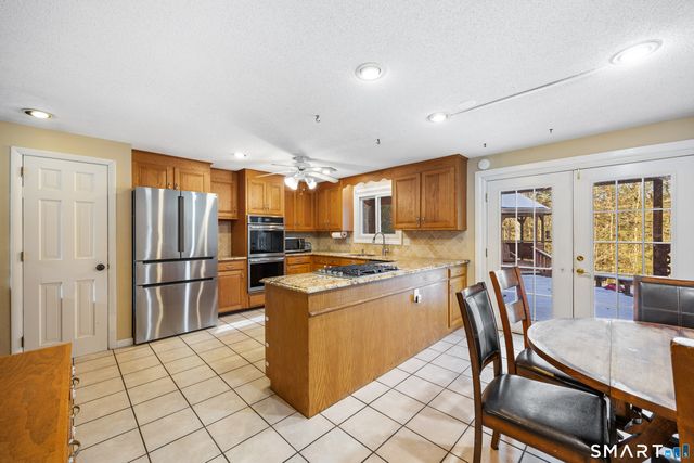 40 Den Road, New Hartford, CT 06057