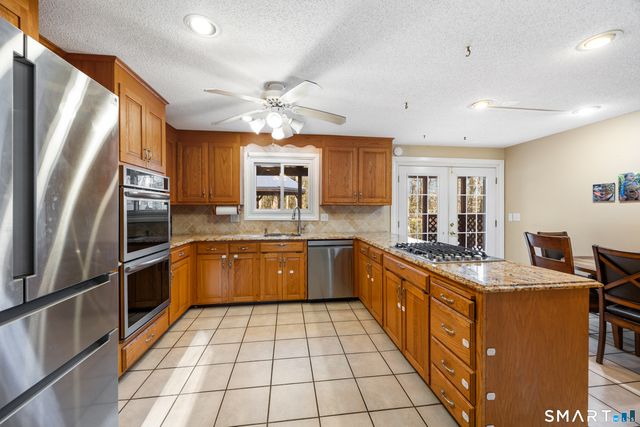 40 Den Road, New Hartford, CT 06057