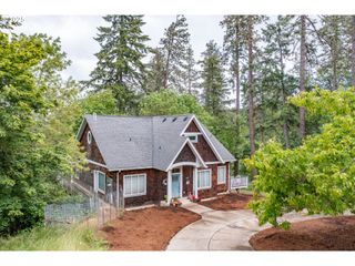 895 PINE FOREST Dr, Eugene, OR 97405