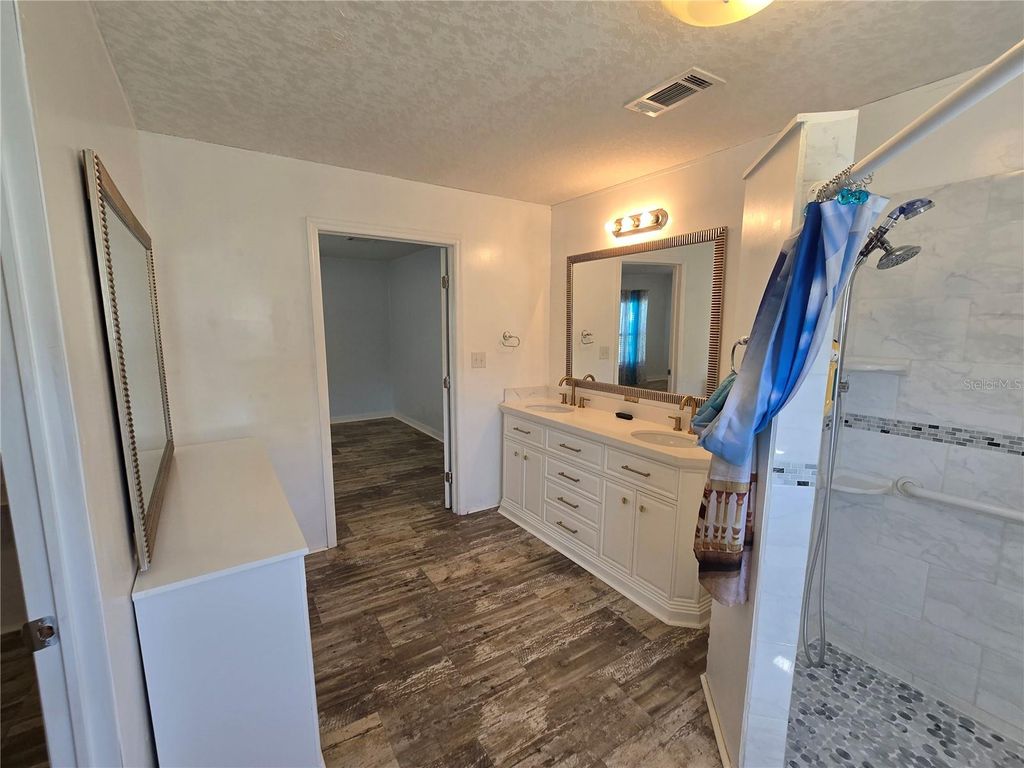 Image 25 of property listing at 14025 STAG HORN COURT, Astatula, FL 34705