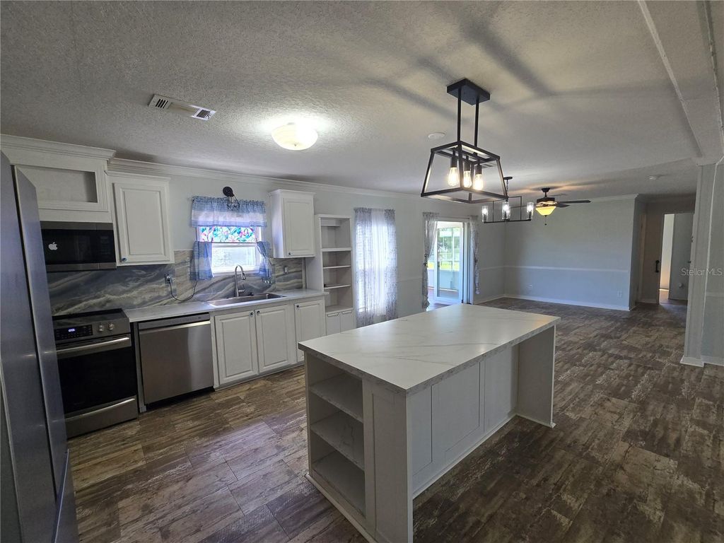 Image 6 of property listing at 14025 STAG HORN COURT, Astatula, FL 34705