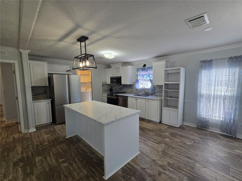 Image 7 of property listing at 14025 STAG HORN COURT, Astatula, FL 34705