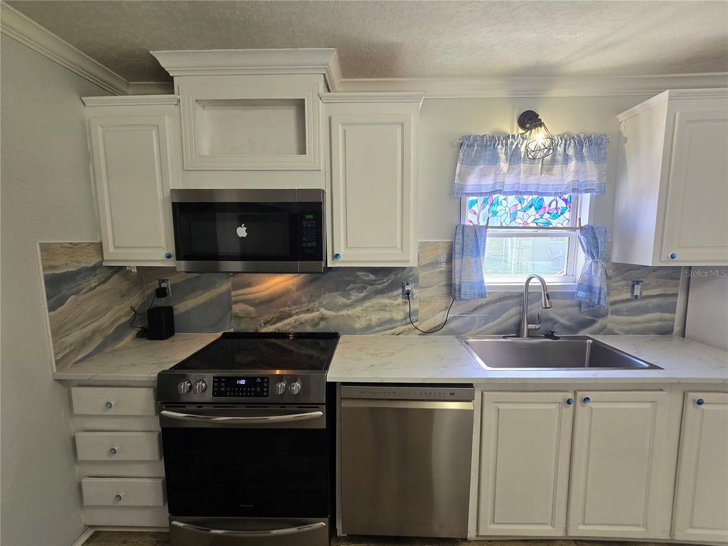 Image 8 of property listing at 14025 STAG HORN COURT, Astatula, FL 34705