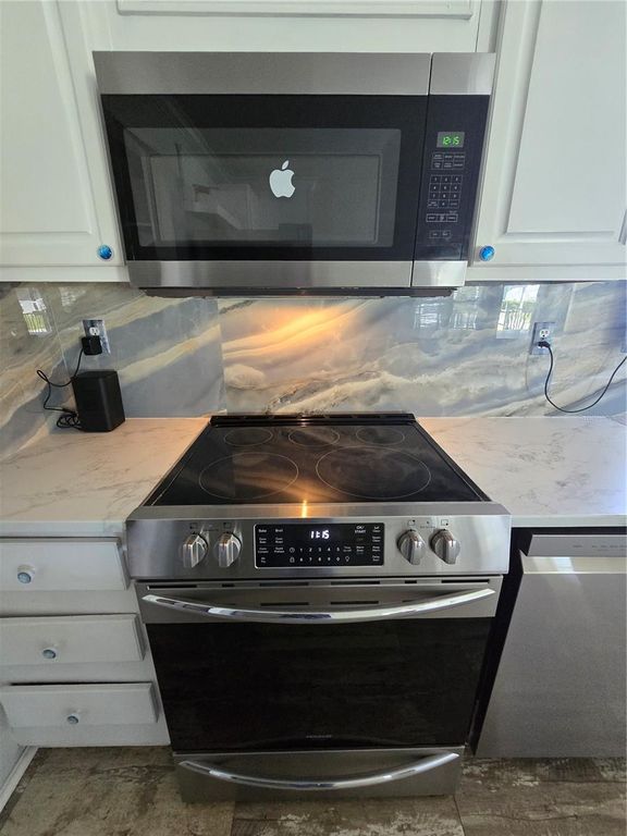 Image 9 of property listing at 14025 STAG HORN COURT, Astatula, FL 34705