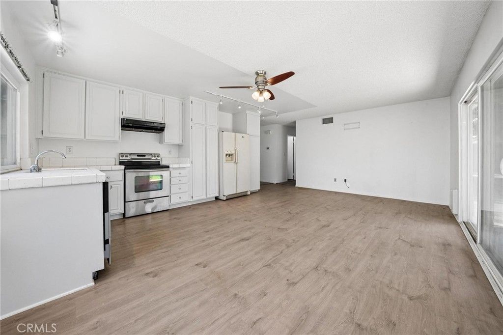 Image 10 of property listing at 25333 Via Dona Christa, Valencia, CA 91355