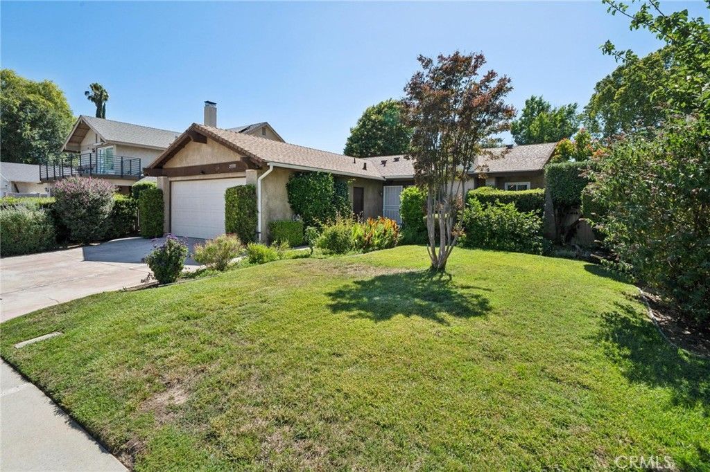 Image 3 of property listing at 25333 Via Dona Christa, Valencia, CA 91355
