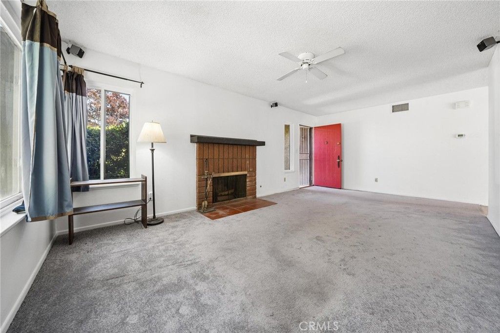 Image 4 of property listing at 25333 Via Dona Christa, Valencia, CA 91355