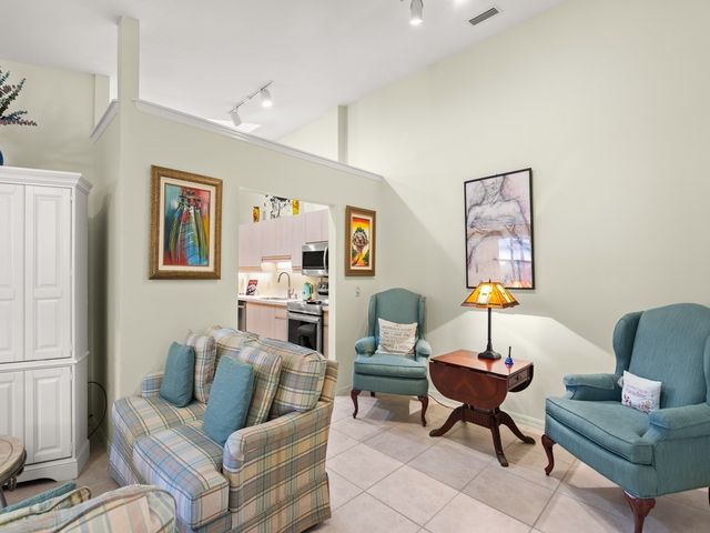 636 Centre Court SW 102, Vero Beach, FL 32962