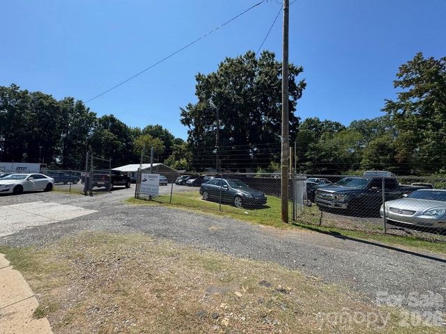 2225 W Sugar Creek Road, Charlotte, NC 28262