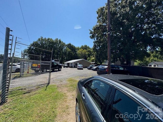 2225 W Sugar Creek Road, Charlotte, NC 28262