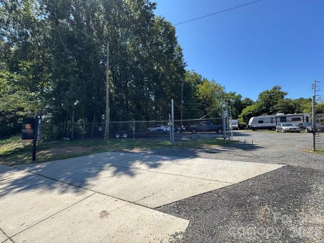 2225 W Sugar Creek Road, Charlotte, NC 28262