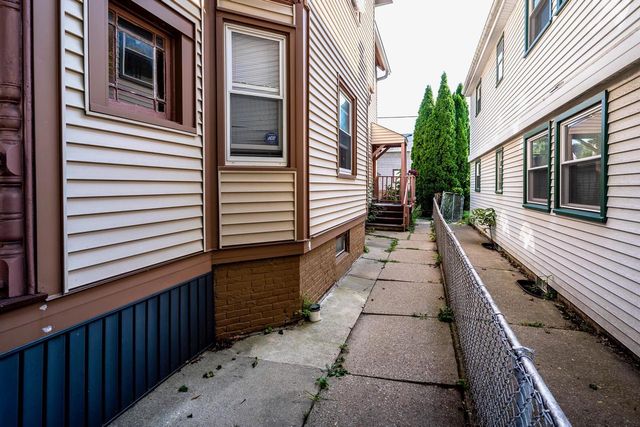 305 E Clarence STREET, Milwaukee, WI 53207