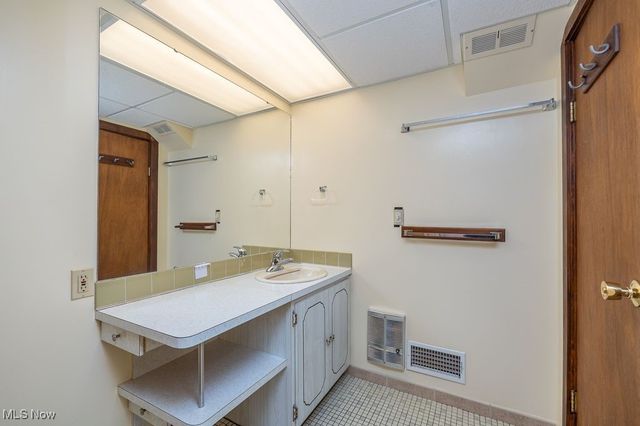 300 River Road, Hinckley, OH 44233